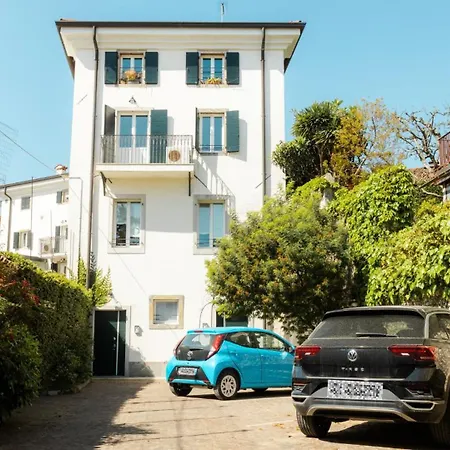 In Pieno Centro Storico Con Parcheggio Gratuito Incluso. * Udine